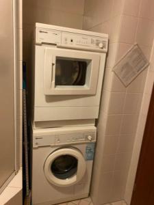 y lavadora con microondas encima. en Appartement in Böblingen, en Böblingen