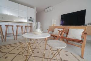Televízia a/alebo spoločenská miestnosť v ubytovaní Agustino Beach Suites San Agustin