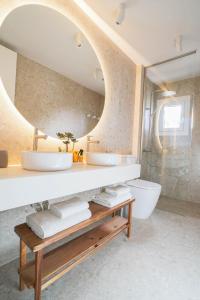 ein Badezimmer mit 2 Waschbecken und einem Spiegel in der Unterkunft Agustino Beach Suites San Agustin in San Agustín