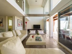 TV a/nebo společenská místnost v ubytování Oasis Villas Maspalomas
