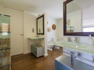 a bathroom with two sinks and a toilet and a mirror at Oasis Villas Maspalomas in Maspalomas