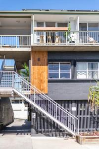 ein Gebäude mit einer Treppe, die auf einen Balkon führt in der Unterkunft Yamba Views Angourie Views Apartment in Yamba
