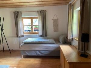 Posteľ alebo postele v izbe v ubytovaní Appartement Josef im Bauernhaus Edt