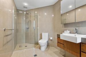 uma casa de banho com um chuveiro, um WC e um lavatório. em Cotton Beach 53 by Kingscliff Accommodation em Casuarina