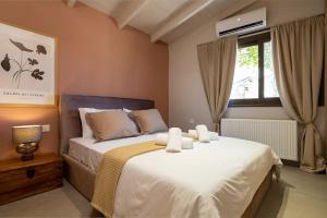1 dormitorio con 1 cama con sábanas blancas y ventana en Boutique house Romantza, en Moúlete