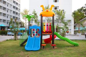 een speeltuin met twee glijbanen in een park bij Recenta Phuket Suanluang in Phuket