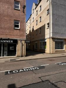 Une rue vide à côté de deux bâtiments avec les seigneurs de la parole dans l'établissement Metro 8 Inverness City Centre, à Inverness