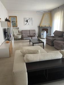 ein Wohnzimmer mit einem Sofa und einem Tisch in der Unterkunft Villa Senagra Holidays Lake Como in Menaggio