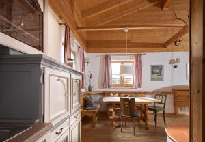 kuchnia i jadalnia ze stołem i krzesłami w obiekcie Brabander Hütte w mieście Gaschurn