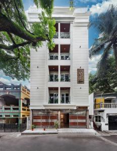 BluO Studios - Koramangala في بانغالور: مبنى ابيض الساعه امامه