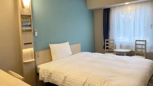 Toyoko Inn Iseshi Eki客房内的一张或多张床位