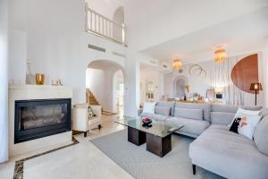 uma sala de estar com um sofá e uma lareira em VACATION MARBELLA I Villa Faldo, Golf Valley, Private Pool, 24H Security, 10 min from the Marina em Marbella