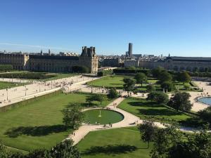 una vista del palacio de la catedral con un parque en INVALIDES - TOUR EIFFEL, en París