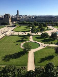 un parque en la ciudad de Londres con gente caminando por ahí en INVALIDES - TOUR EIFFEL, en París