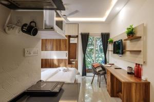 Habitación pequeña con cama y escritorio. en BluO Studios - Koramangala en Bangalore