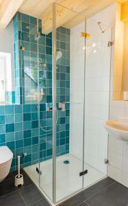 een badkamer met een douche en een wastafel bij Homely in Heidenheim an der Brenz