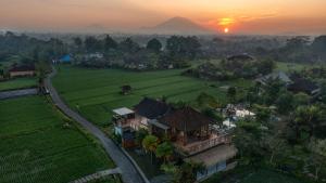una vista aérea de una localidad al atardecer en Candy Villa by Pramana Villas, en Ubud