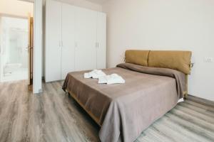 una camera da letto con un letto e due asciugamani di AL 13 VERDE - Lakeside Leisure & Business a Stresa