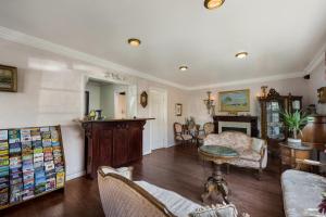 Carmel Inn & Suites في كرمل: غرفة معيشة مع أريكة وطاولة