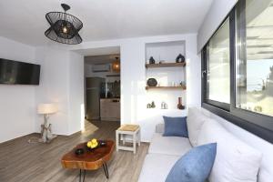 sala de estar con sofá blanco y mesa en Villa John's Skopelos Stafilos, en Skopelos Town