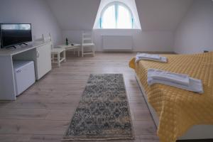 a bedroom with a bed and a tv and a table at Casa Cretu Visina in Vişina