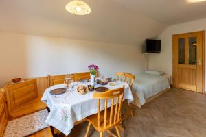comedor con mesa y cama en Apartments Omahen, en Bohinj