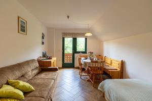 una sala de estar con un sofá y una mesa en Apartments Omahen, en Bohinj