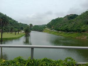 烏代浦的住宿－Mementos by ITC Hotels, Ekaaya, Udaipur，从桥上欣赏河流美景