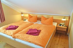 オストゼーバート・ゼリンにあるVilla Vitalis Ferienhaus Vitaleのベッドルーム1室(紫色の枕2つ付)