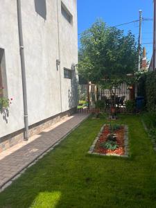 ein Garten mit einem Rasenplatz neben einem Gebäude in der Unterkunft Vila AlMare in Eforie Nord