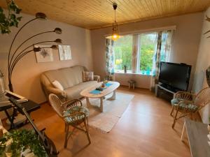 ein Wohnzimmer mit einem Sofa und einem Tisch in der Unterkunft Flakaberget 15 in Lycksele
