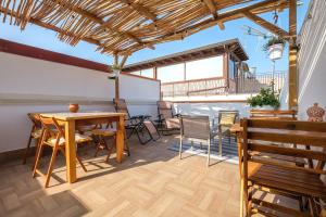 un patio con mesa de madera y sillas en Mira casa, en Spadafora