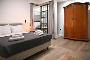 een slaapkamer met een bed met opvouwbare handdoeken bij By The Lake in Kastoria