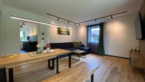 ein Wohnzimmer mit einem Tisch und einem Sofa in der Unterkunft Uraha Apartments in Herzogenaurach