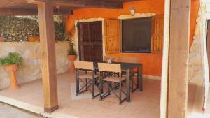 una mesa negra y sillas en un patio en Villa Relax tra gli Ulivi, en Alghero