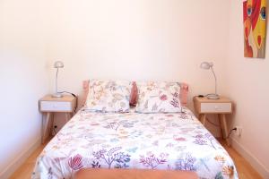 una camera con un letto con due comodini di Gîte des Laquets a Sérignan-du-Comtat