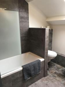 Charmante maison à 6 stations de métro paris centre في بري سور مارن: حمام مع حوض ومرحاض ومغسلة