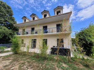 an old house on a hill with trees at Résidence de la gare, chambre meublée in Longjumeau +1 photo