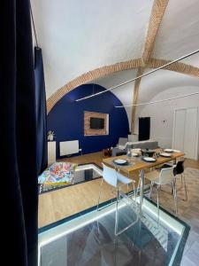 Habitación con mesa, sillas y cama en Les voûtes de Mila en Montauban