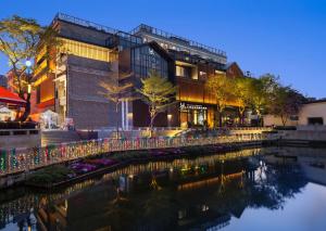 The Yun Collection Guangzhou Yong Qing Fang في قوانغتشو: مبنى بجانب نهر في الليل