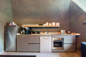 eine kleine Küche mit einem Kühlschrank und einer Theke in der Unterkunft Workation Castle - Casa Tremezzo in Carlazzo