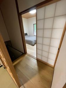 een kamer met een deur naar een slaapkamer bij ABC accommodation in Osaka