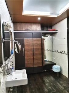 een badkamer met een wastafel en een spiegel bij OM SHAKTI in Belgaum