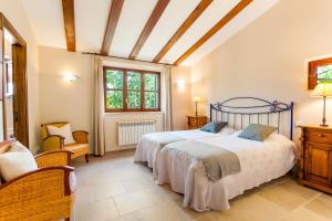 Postel nebo postele na pokoji v ubytování Finca Ses Mires + 37 fotografií