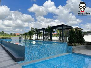 uma piscina no resort de sinergia e spa em Staycation Homestay 23 Royal Richmond Near Airport em Kuching