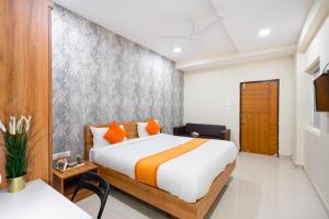 Postel nebo postele na pokoji v ubytování Hotel Iris Atnest Madhapur - A Business Hotel