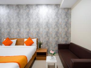 Postel nebo postele na pokoji v ubytování Hotel Iris Atnest Madhapur - A Business Hotel