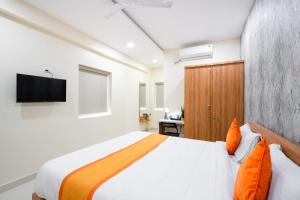 Postel nebo postele na pokoji v ubytování Hotel Iris Atnest Madhapur - A Business Hotel