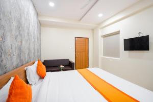 TV a/nebo společenská místnost v ubytování Hotel Iris Atnest Madhapur - A Business Hotel