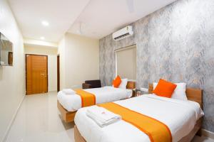 Postel nebo postele na pokoji v ubytování Hotel Iris Atnest Madhapur - A Business Hotel
